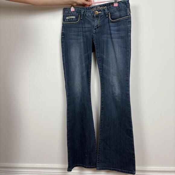 Vintage Guess low rise flare leg dark wash jeans with super cool back pockets. - Picture 4 of 6